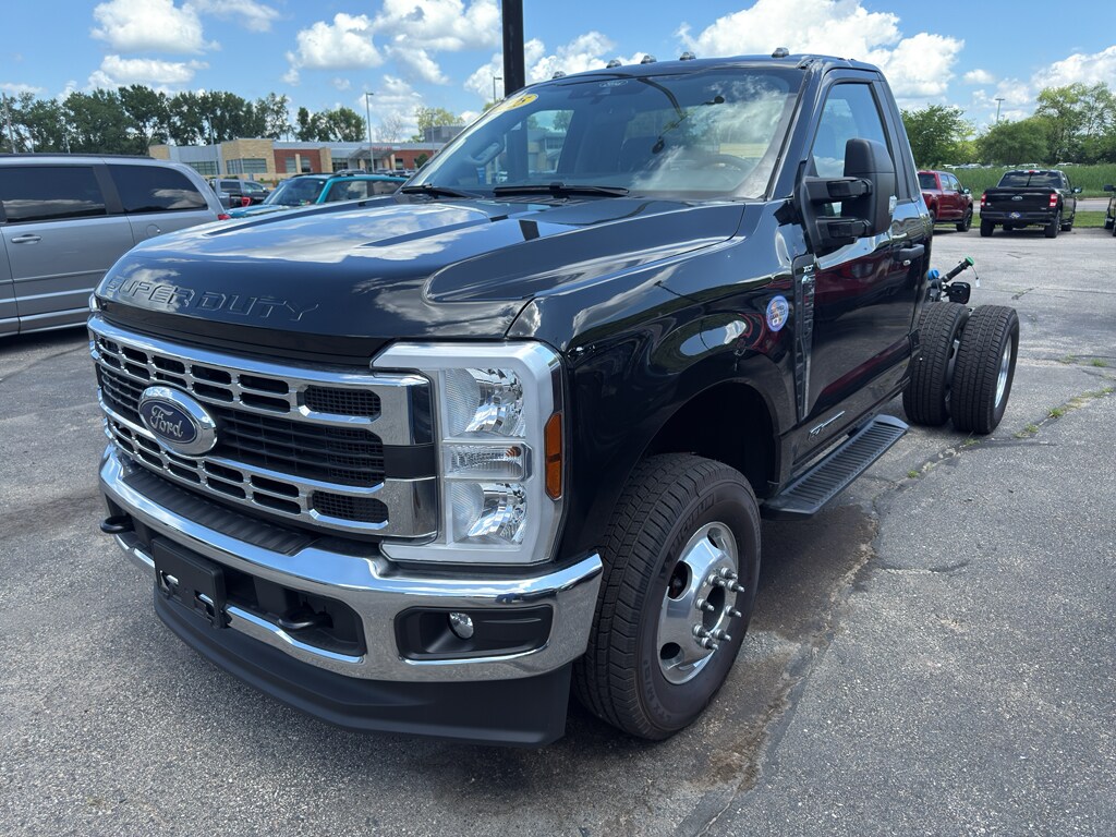 2025 Ford F-350 XLT photo 2