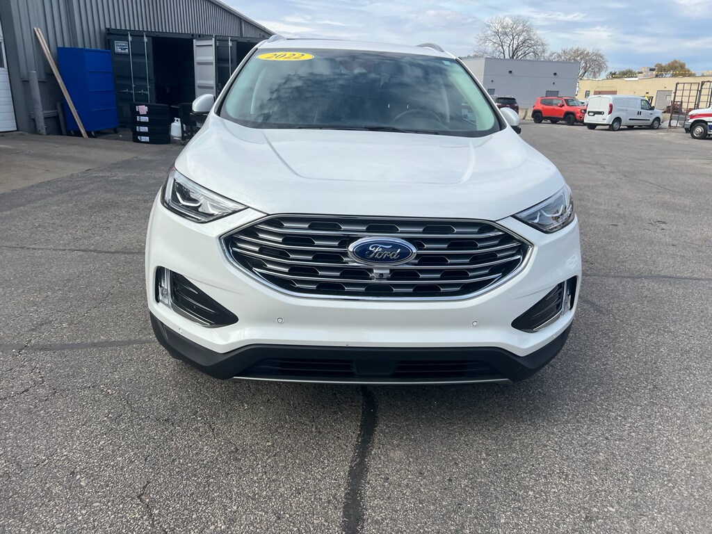 2022 Ford Edge Titanium photo 2