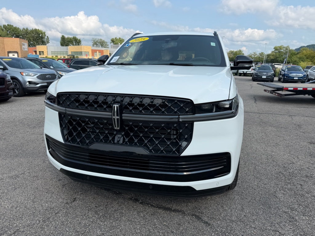 Used 2025 Lincoln Navigator Reserve L with VIN 5LMJJ3LG3SEL19175 for sale in Winona, Minnesota