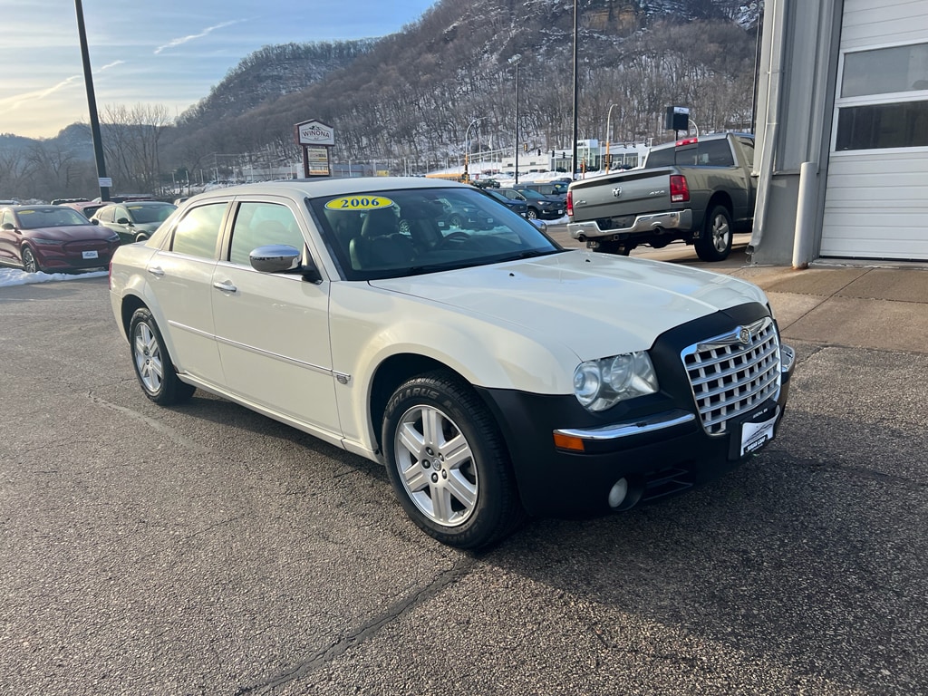 Used 2006 Chrysler 300 C with VIN 2C3LK63H96H284071 for sale in Winona, Minnesota