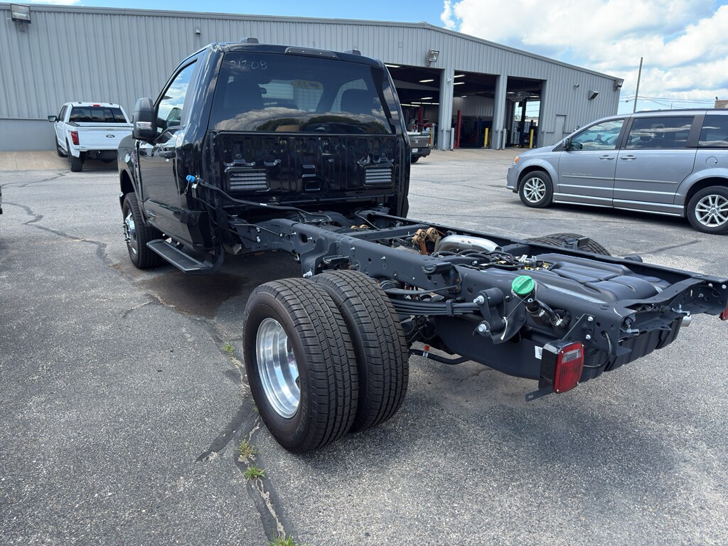 2025 Ford F-350 XLT photo 3