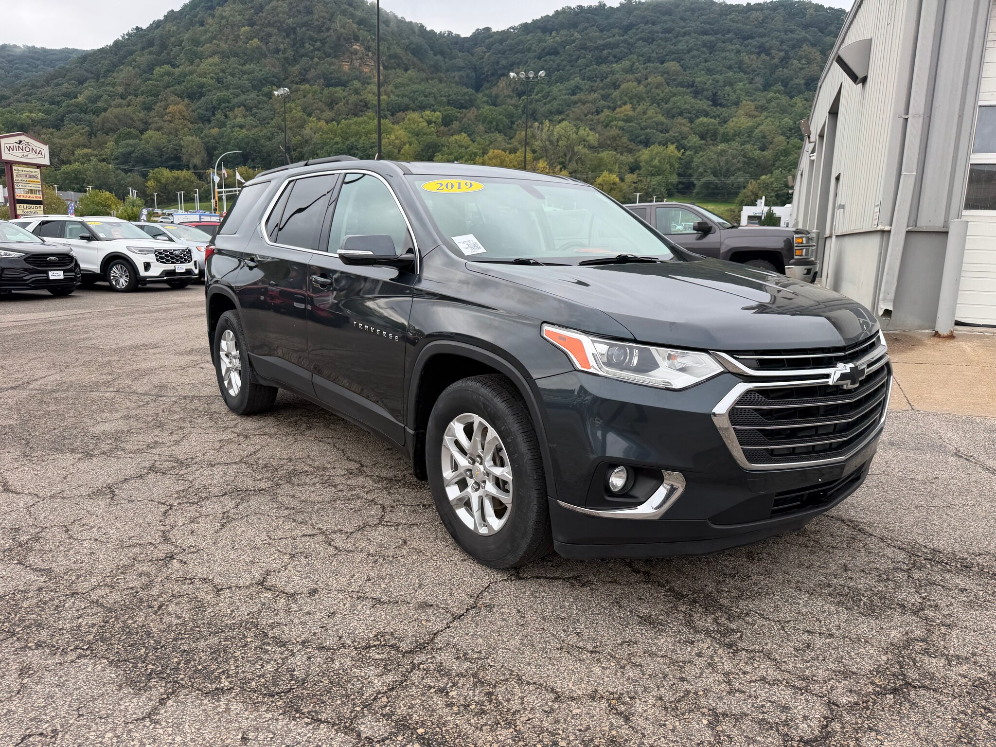 Used 2019 Chevrolet Traverse 1LT with VIN 1GNEVGKW2KJ240463 for sale in Winona, Minnesota