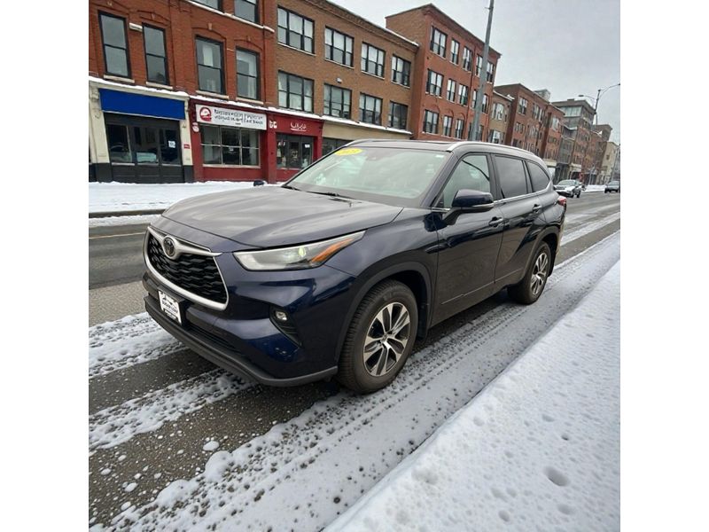 Used 2023 Toyota Highlander XLE with VIN 5TDKDRBH4PS032560 for sale in Winona, Minnesota