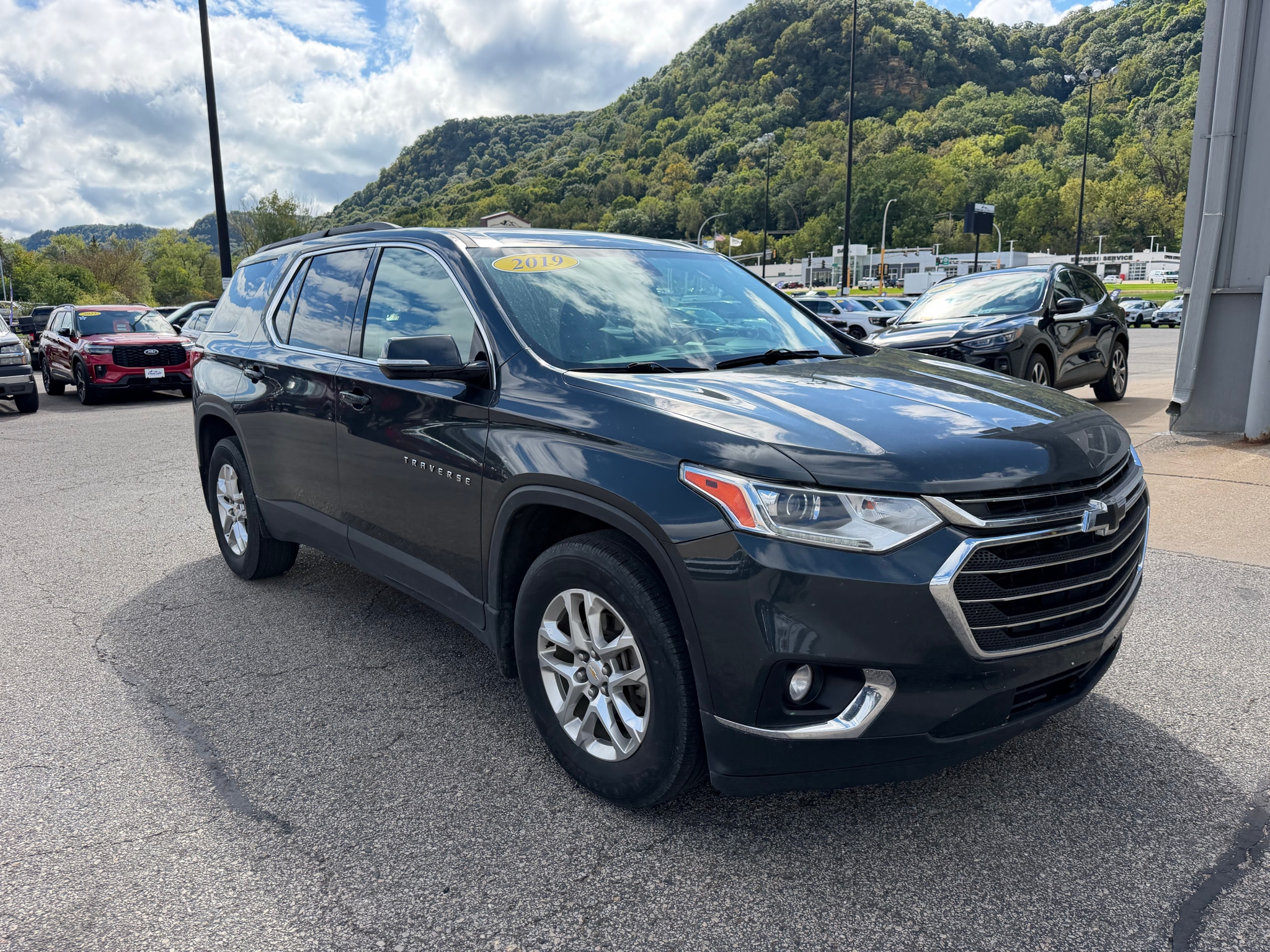 Used 2019 Chevrolet Traverse 1LT with VIN 1GNEVGKW2KJ240463 for sale in Winona, Minnesota