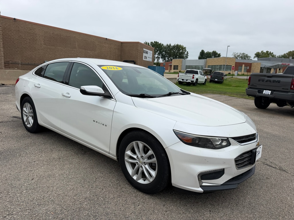 Used 2016 Chevrolet Malibu 1LT with VIN 1G1ZE5ST7GF318680 for sale in Winona, MN