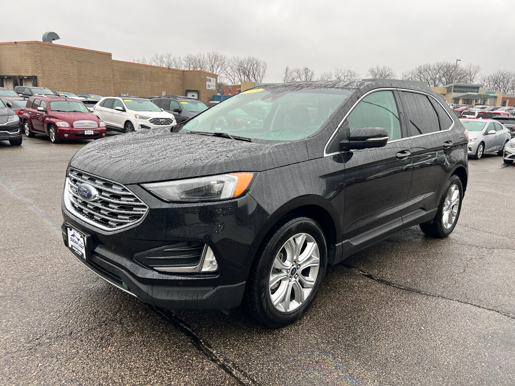 2023 Ford Edge Titanium photo 2
