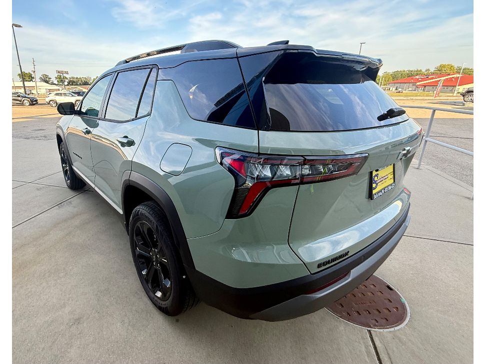 2026 Chevrolet Equinox LT photo 2