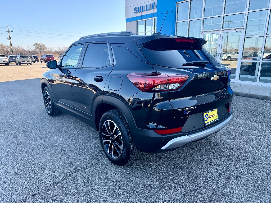 2025 Chevrolet Trailblazer LT photo 2