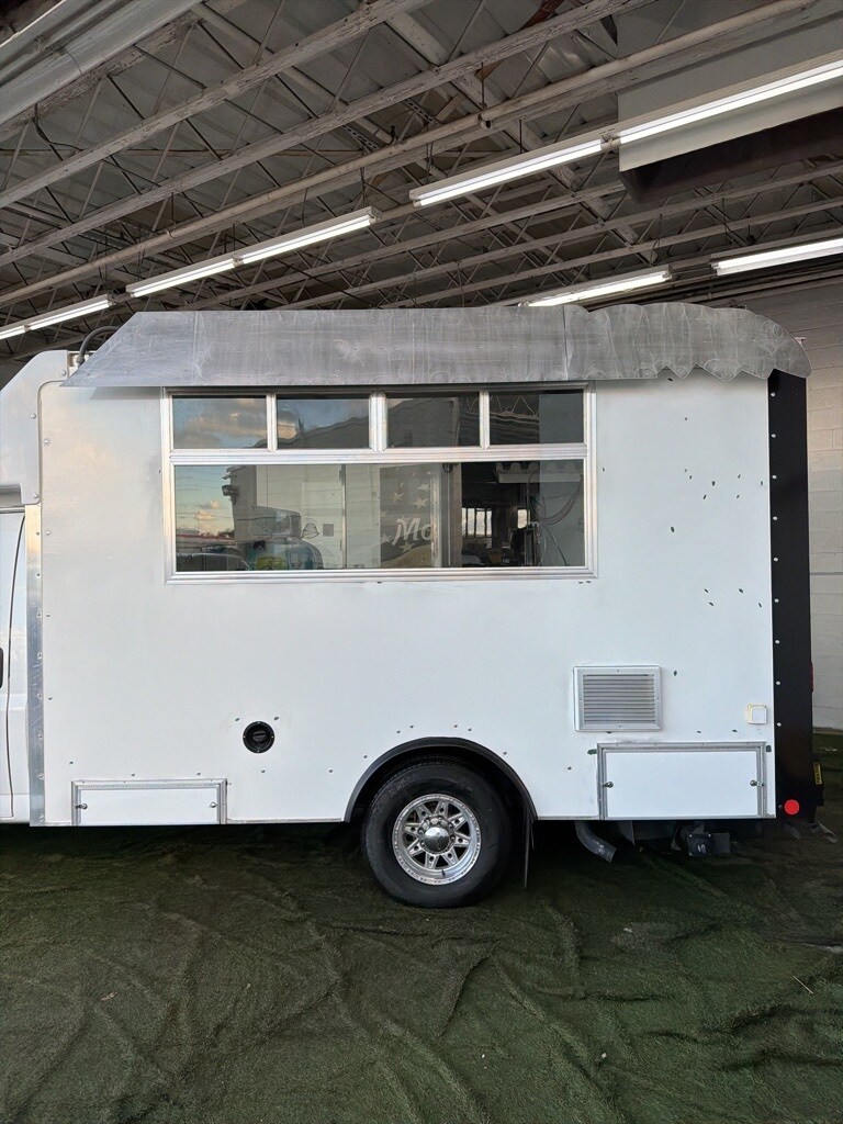 2023 Gmc Savana 3500 Cutaway photo 2