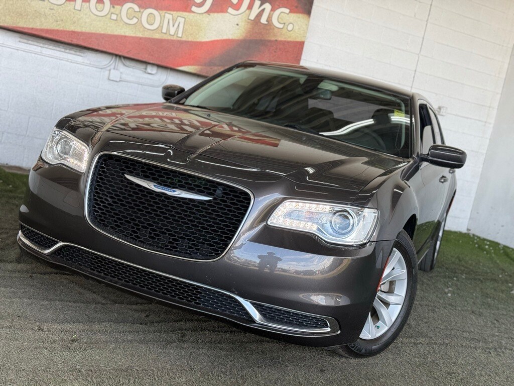 2022 Chrysler 300 Touring photo 2
