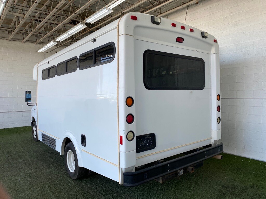 2012 Ford E-450 Cutaway photo 3