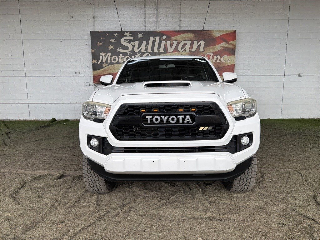 2017 Toyota Tacoma TRD Sport photo 3