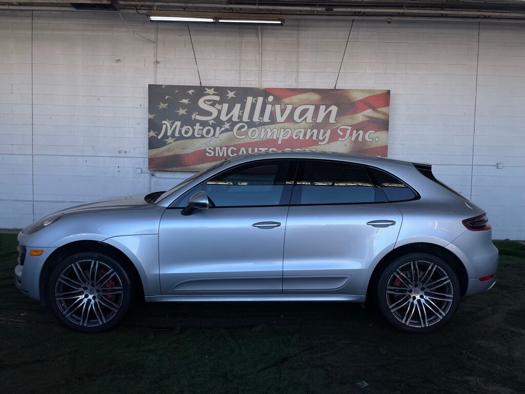 2016 Porsche Macan Turbo photo 2