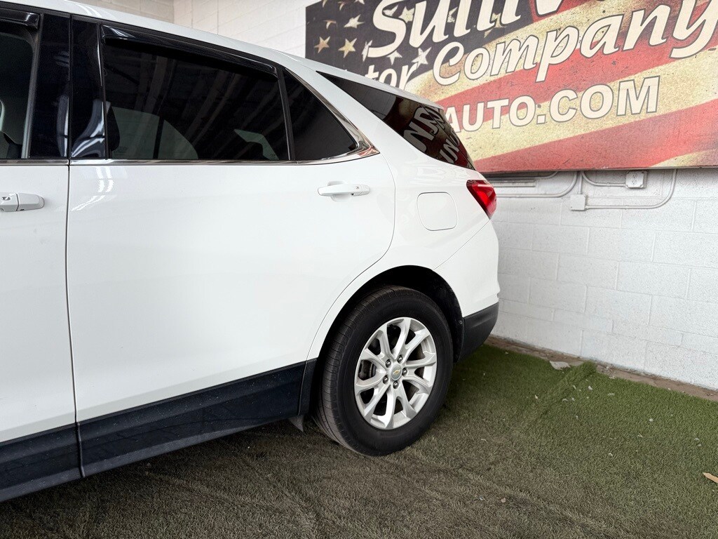 2018 Chevrolet Equinox LT photo 2