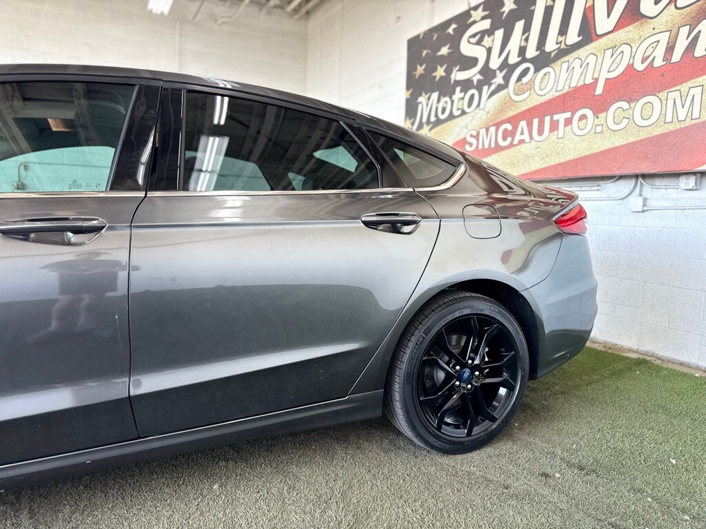 2020 Ford Fusion SE photo 2