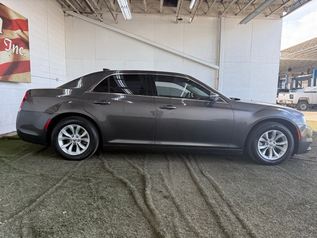 2022 Chrysler 300 Touring photo 4