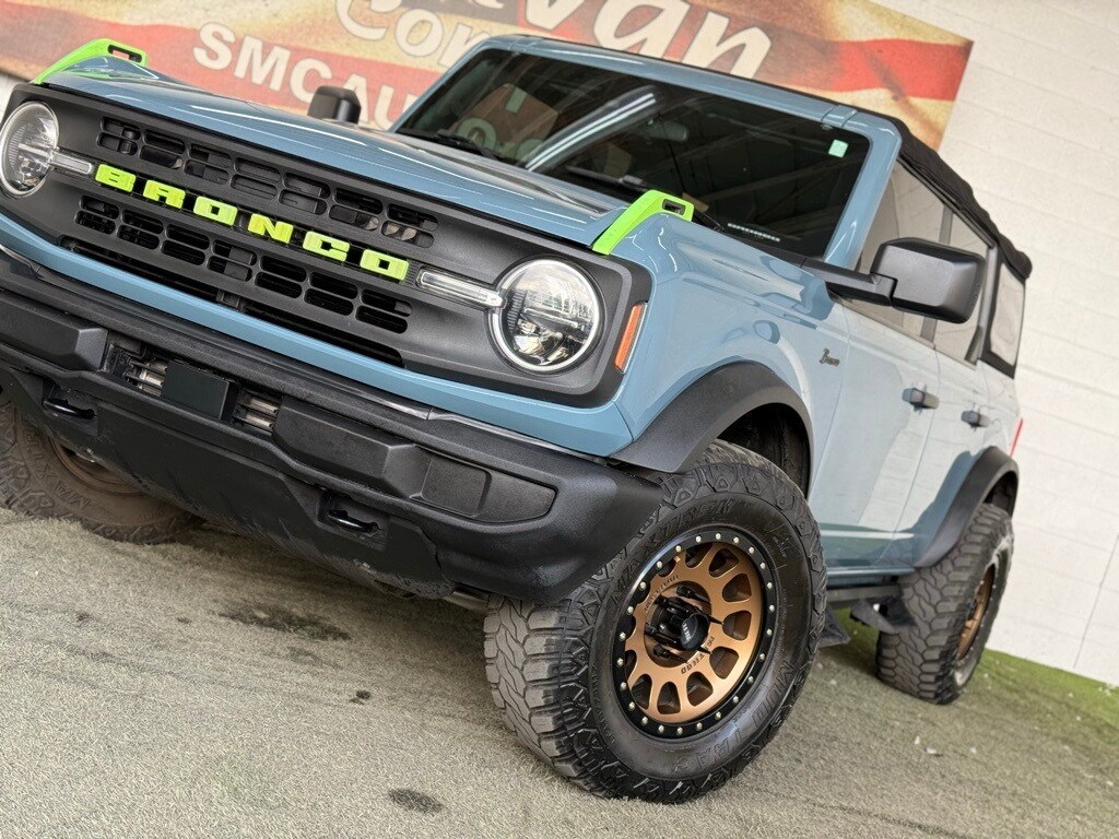 2022 Ford Bronco Base photo 2