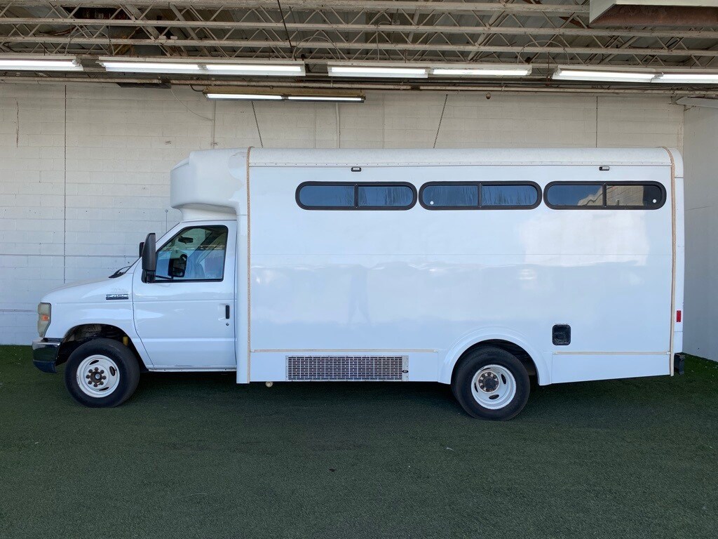 2012 Ford E-450 Cutaway photo 2