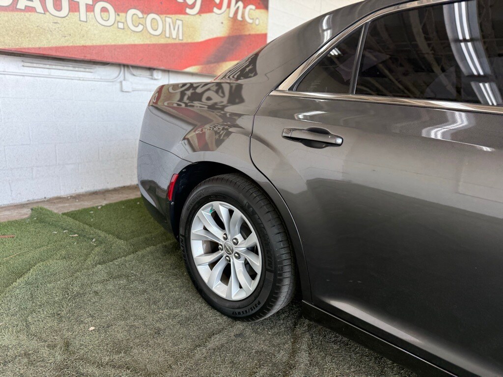 2022 Chrysler 300 Touring photo 3