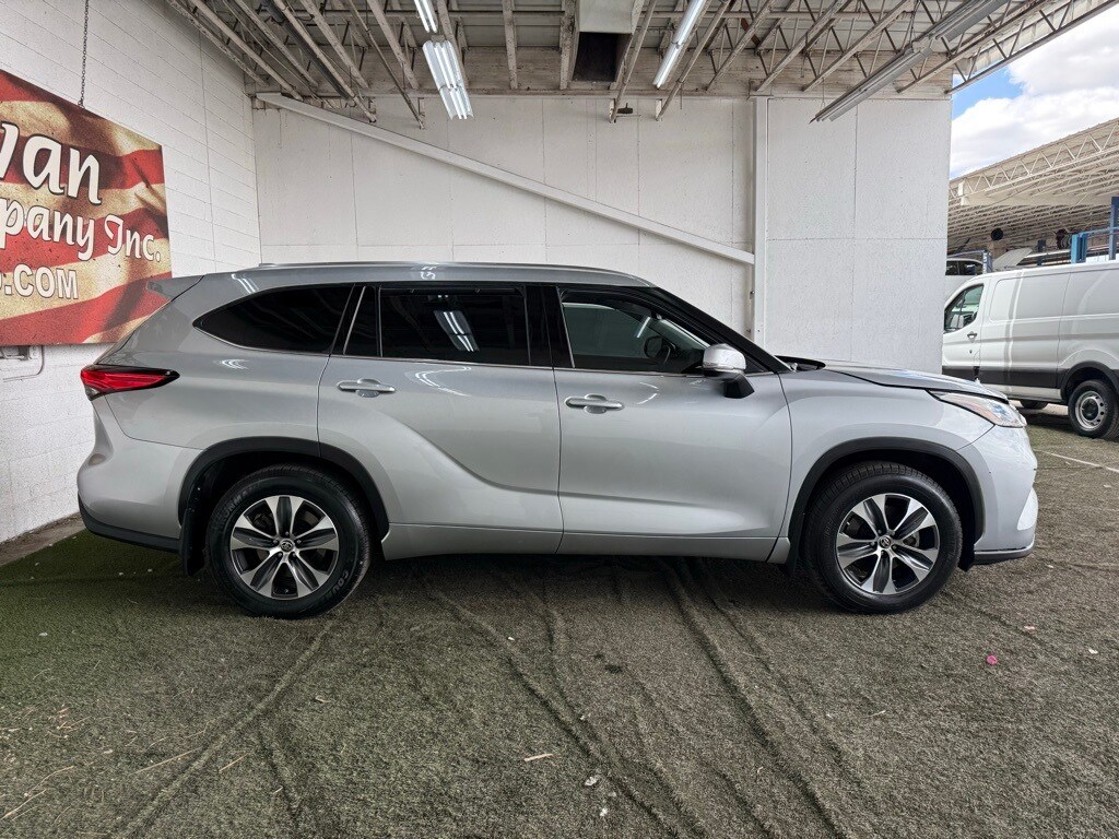 2020 Toyota Highlander XLE photo 3