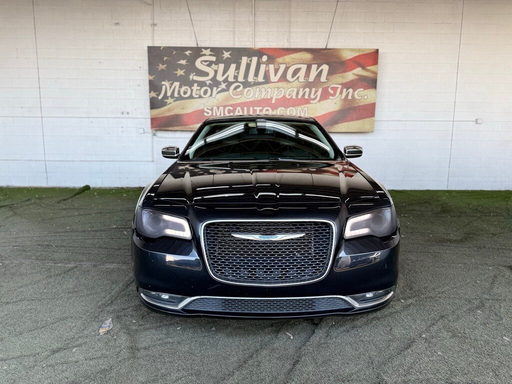 2017 Chrysler 300 C photo 2