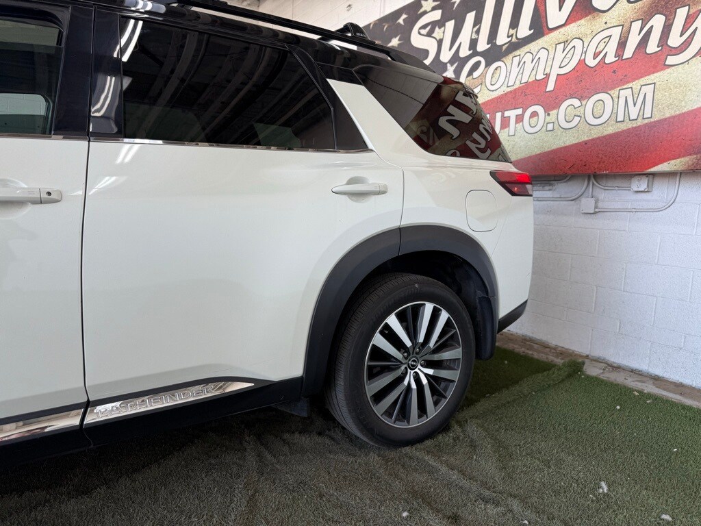 2022 Nissan Pathfinder Platinum photo 2