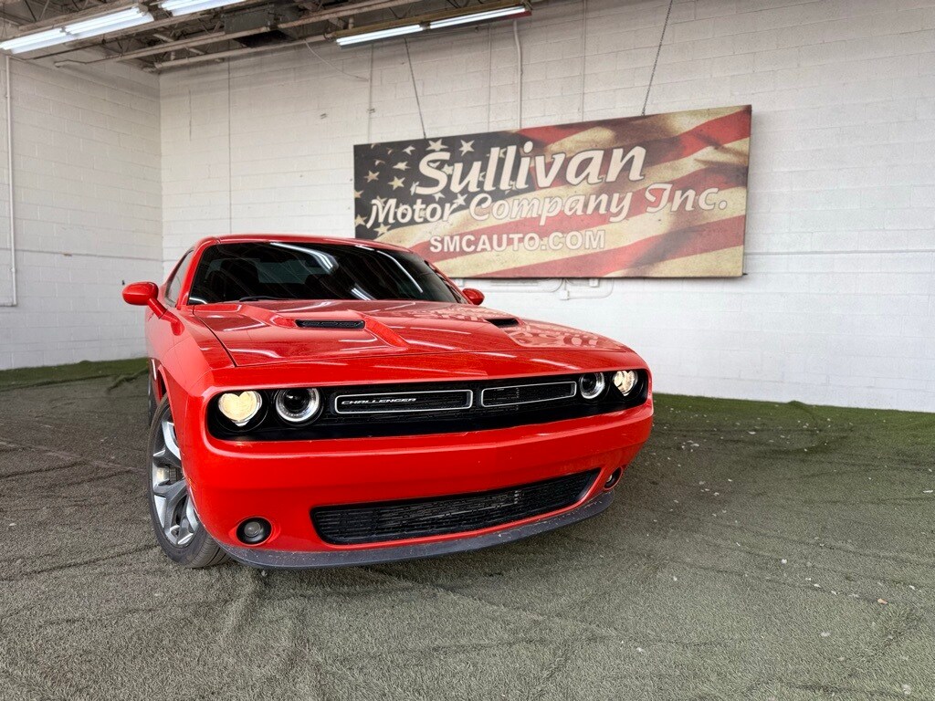 2017 Dodge Challenger SXT photo 2