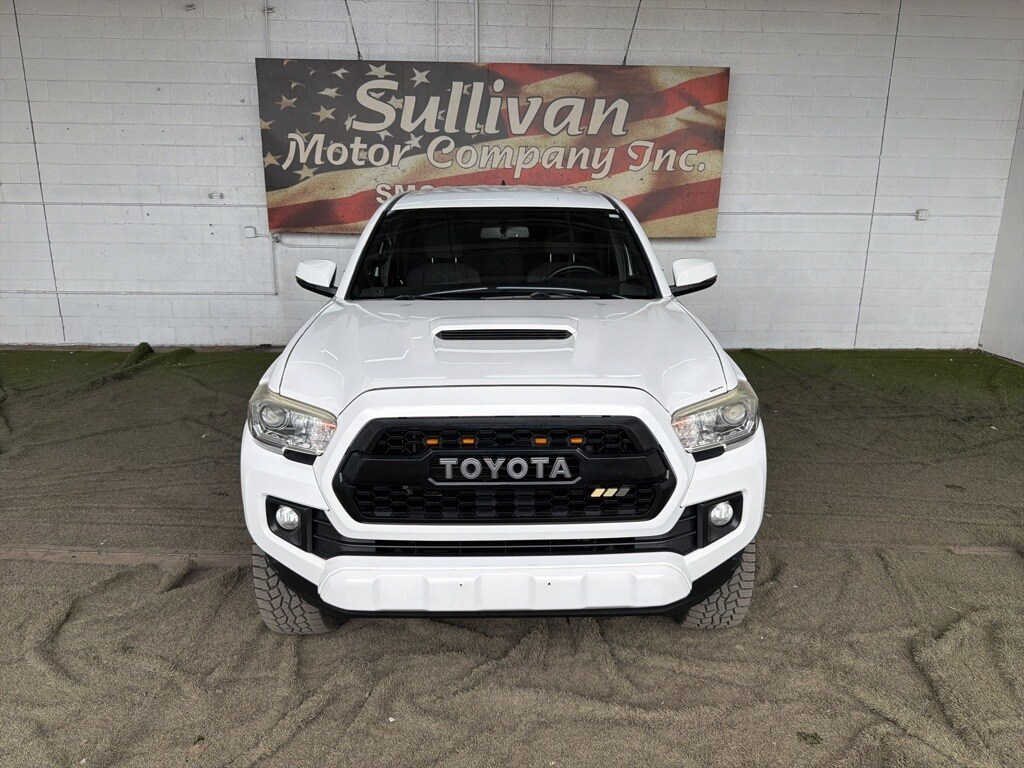 2017 Toyota Tacoma TRD Sport photo 2