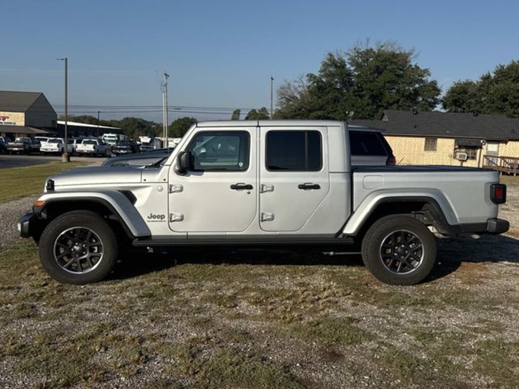 Used 2023 Jeep Gladiator Overland Truck