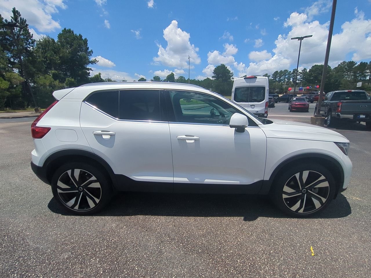 2024 Volvo XC40 Plus photo 3