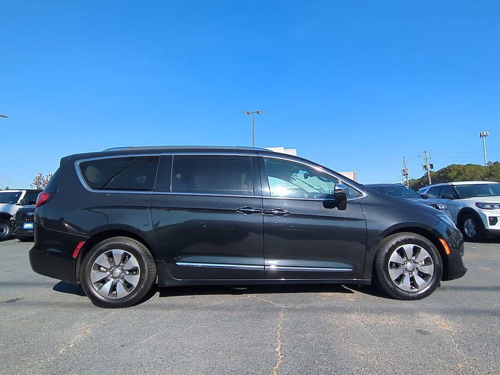 Used 2017 Chrysler Pacifica Hybrid Platinum