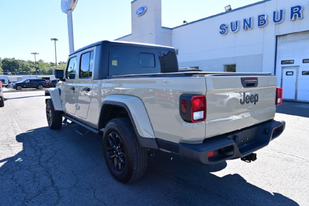 Used 2022 Jeep Gladiator Sport Truck Crew Cab