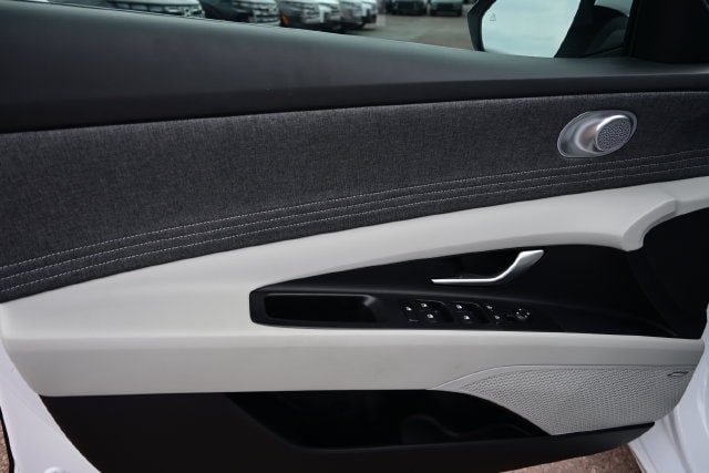 2025 Hyundai Elantra Limited - Photo 10