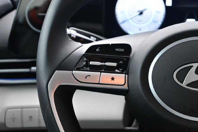 2025 Hyundai Elantra Limited - Photo 18