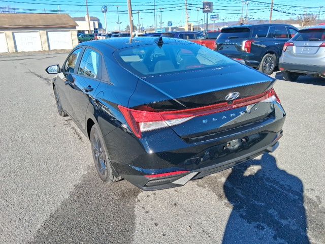 2023 Hyundai Elantra SEL photo 2