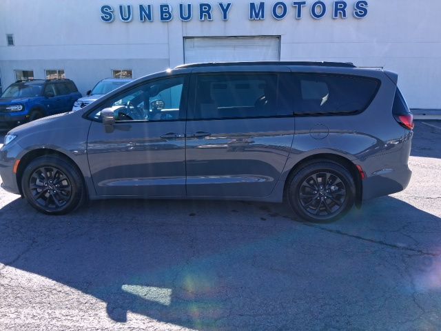 2021 Chrysler Pacifica Touring L's photo