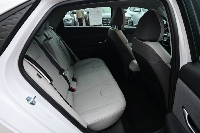 2025 Hyundai Elantra Limited - Photo 13