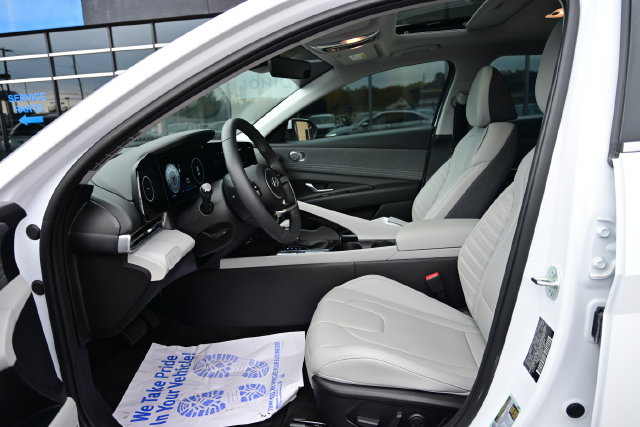 2025 Hyundai Elantra Limited - Photo 11