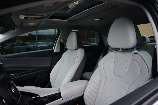 2025 Hyundai Elantra Limited - Photo 9