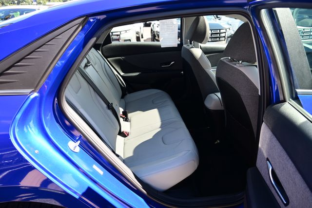 2023 Hyundai Elantra Limited - Photo 12