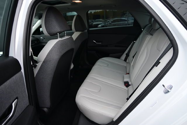 2025 Hyundai Elantra Limited - Photo 12