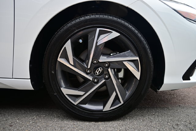 2025 Hyundai Elantra Limited - Photo 30