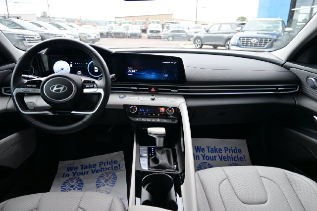 2025 Hyundai Elantra Limited - Photo 16