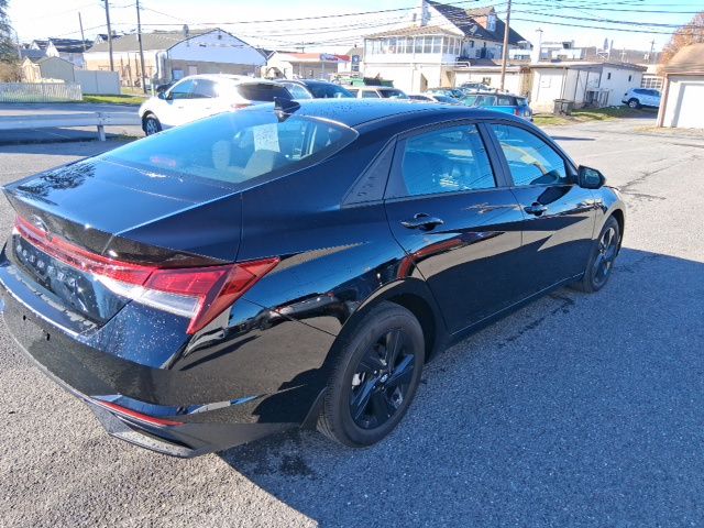 2023 Hyundai Elantra SEL photo 3