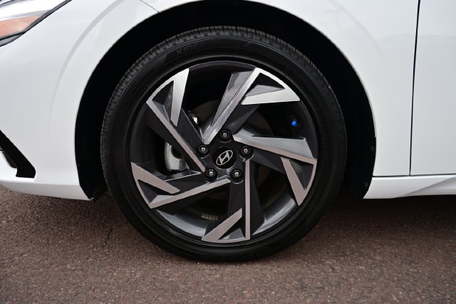 2025 Hyundai Elantra Limited - Photo 27