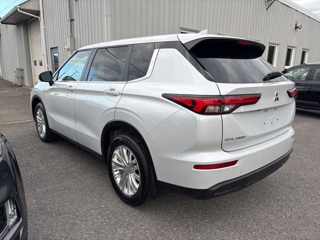 2023 Mitsubishi Outlander ES photo 2