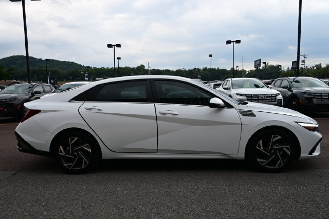 2025 Hyundai Elantra Limited - Photo 6