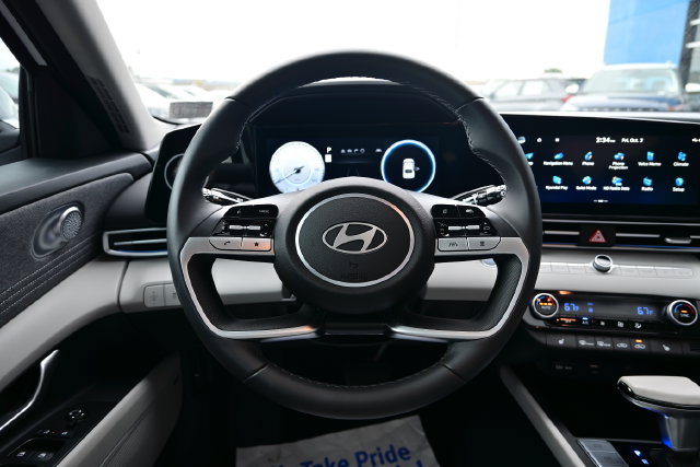 2025 Hyundai Elantra Limited - Photo 17