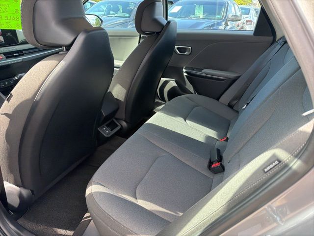 2025 Kia K4 LXS - Photo 23