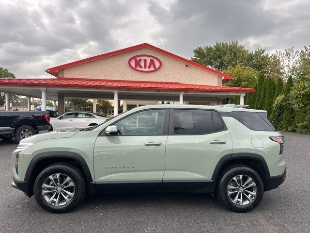 2025 Chevrolet Equinox LT photo 2